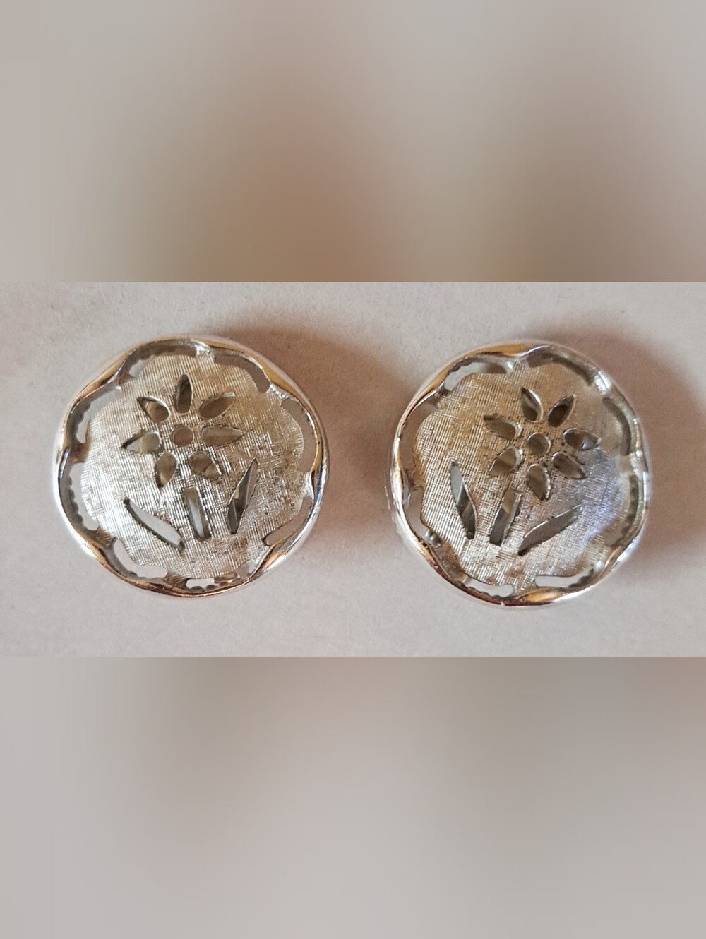 Vtg Sarah Coventry Shiny Brushed Silver Tone Flower Cut Round Clip On Earrings